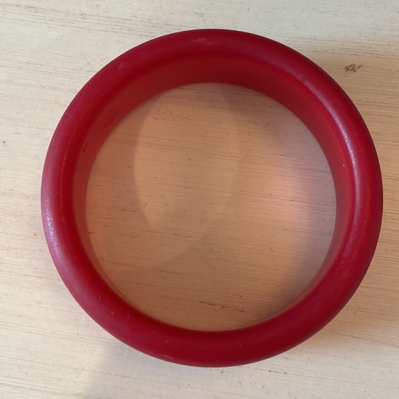 🌷CHRISTINA DEFALCO RED RESIN BANGLE - Picture 2 of 6